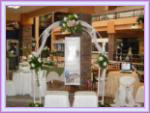 Fiestas de casamiento con arreglos florales y centros de mesa.