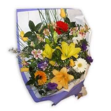 Envio de ramos con flores combinado con centros de mesa.