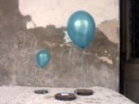 Decoracion para fiestas con centros de mesa y souvenirs con globos.
