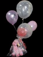 Decoracion con globos de salones y regalos con peluche y globo para aniversarios.
