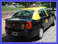 Clientes de flota de taxis los cuales confiaron en carteles para techos y letreros para puertas. 