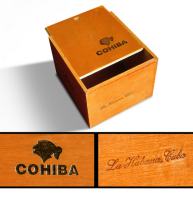 Puros y habanos en cajas de madera con logotipos.