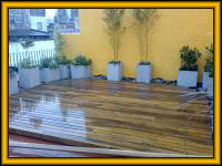 Instalacion de deck de madera para caminos de jardines y solarium.