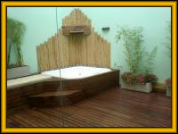 Instalacion de caminos de madera con diseño de deck para exterior.