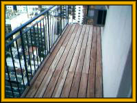 Caminos con deck de madera para solarium y jardines.