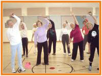 Gimnasia en parques al aire libre con clases grupales al aire libre.