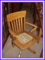 Venta por subastas de muebles antiguos y sillones de roble estilo ingleses.